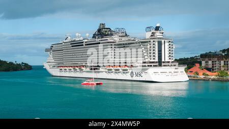 Castries, Sainte-Lucie - 27 novembre 2023 : vue latérale du bateau de croisière MSC Seaside dans le port de Castries, Sainte-Lucie. Banque D'Images