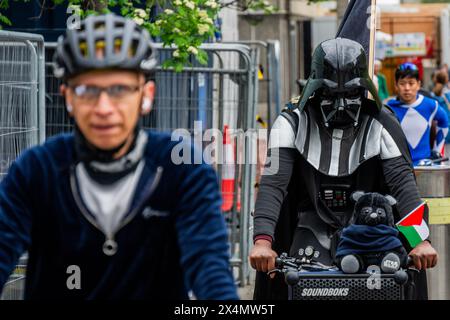 Londres, Royaume-Uni. 4 mai 2024. Star Wars et Superheroes, IBikeLondon familial balade dans les rues du centre de Londres. Le thème Star Wars est parce que c'est le 4 mai - comme en mai le quatrième (force) être avec vous. Crédit : Guy Bell/Alamy Live News Banque D'Images