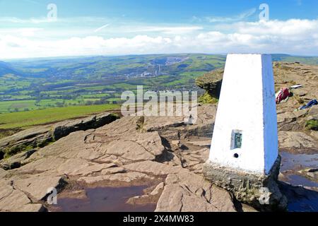 Plateau sommet et point trig sur la colline WIN Banque D'Images