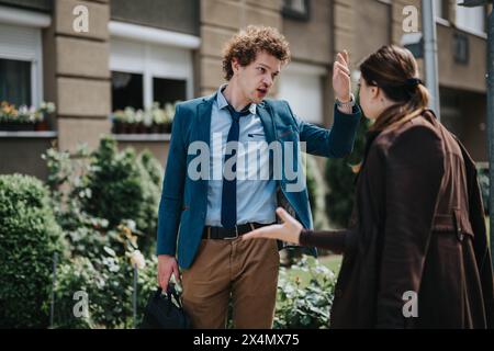 Deux professionnels d'affaires dans des discussions animées en plein air dans un cadre urbain Banque D'Images