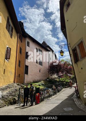 Haute-Savoie, France : vie quotidienne dans les ruelles de la vieille ville d'Annecy, célèbre dans le monde entier comme la Venise française pour ses canaux le long de la rivière Thiou Banque D'Images