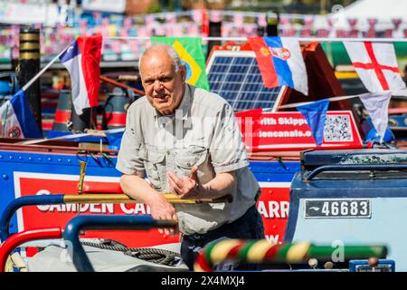 Londres, Royaume-Uni. 4 mai 2024. L'IWA Canalway Cavalcade a lieu à Little Venice. Les bateaux étroits historiques, résidentiels et en activité font partie des navires qui font leur apparition, avec les croiseurs et les grands faisceaux. Beaucoup de bateaux seront décorés de banderoles et d'autres décorations colorées. Crédit : Guy Bell/Alamy Live News Banque D'Images