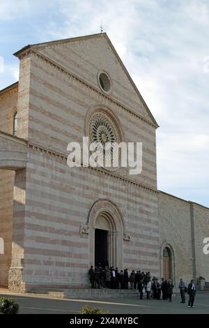 La basilique de Santa Chiara dans la célèbre ville médiévale d'Assise, Ombrie, Italie Banque D'Images