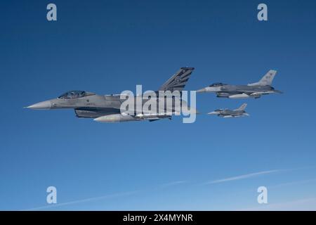 Trois Fighting Falcons F-16 de l'US Air Force affectés à la 8th Fighter Wing, base aérienne de Kunsan, en République de Corée, volent aux côtés d'un KC-135 Stratotanker A. Banque D'Images