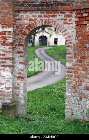 Entrée à une ferme rustique avec de vieux murs de briques dans la région de Pokupje, Croatie Banque D'Images