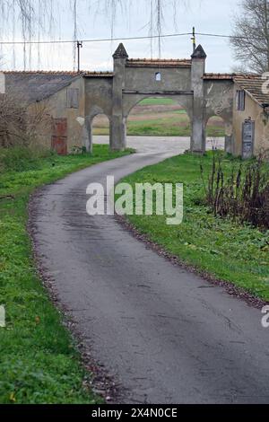 Entrée à une ferme rustique avec de vieux murs dans la région de Pokupje, Croatie Banque D'Images