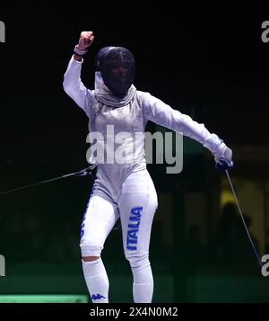 Hong Kong, Chine. 4 mai 2024. Volpi Alice d'Italie célèbre lors de la finale de l'équipe senior féminine de fleuret contre la France lors de la Coupe du monde FIE Foil 2024 à Hong Kong, dans le sud de la Chine, le 4 mai 2024. Crédit : LO Ping FAI/Xinhua/Alamy Live News Banque D'Images