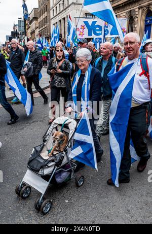 Glasgow, Écosse 4 mai 2024 : : tous sous une bannière Marche pour l'indépendance dans les rues de Glasgow Banque D'Images