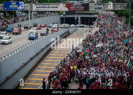 Wilayah Persekutuan, Malaisie. 04 mai 2024. Des milliers de participants défilent en brandissant des drapeaux palestiniens lors du rassemblement de solidarité avec la Palestine du 100K et protestent contre les atrocités du régime sioniste et de ses alliés près de l’ambassade américaine à Kuala Lumpur. (Photo de Syaiful Redzuan/SOPA images/SIPA USA) crédit : SIPA USA/Alamy Live News Banque D'Images