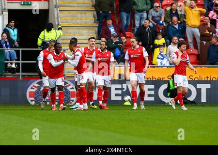 AESSEAL New York Stadium, Rotherham, Angleterre - 4 mai 2024 les joueurs de Rotherham célèbrent avec le 1er buteur Jordan Hugill (au centre) après leur avoir donné la tête - pendant le match Rotherham United v Cardiff City, Sky Bet Championship, 2023/24, AESSEAL New York Stadium, Rotherham, Angleterre - 4 mai 2024 crédit: Arthur Haigh/WhiteRosePhotos/Alamy Live News Banque D'Images