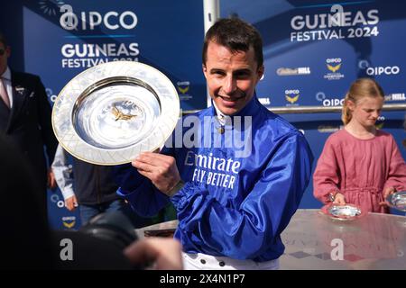 Le jockey William Buick célèbre avec le trophée après avoir remporté le QIPCO 2000 Guineas Stakes avec un discours de cheval remarquable le deuxième jour du QIPCO Guineas Festival à Newmarket Racecourse, Suffolk. Date de la photo : samedi 4 mai 2024. Banque D'Images