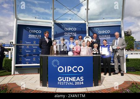 Le jockey William Buick (au centre) et l’entraîneur Charlie Appleby (deuxième à droite) célèbrent avec le trophée après avoir remporté les QIPCO 2000 Guineas Stakes avec un discours de cheval remarquable le deuxième jour du QIPCO Guineas Festival à Newmarket Racecourse, dans le Suffolk. Date de la photo : samedi 4 mai 2024. Banque D'Images