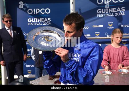 Le jockey William Buick célèbre avec le trophée après avoir remporté le QIPCO 2000 Guineas Stakes avec un discours de cheval remarquable le deuxième jour du QIPCO Guineas Festival à Newmarket Racecourse, Suffolk. Date de la photo : samedi 4 mai 2024. Banque D'Images