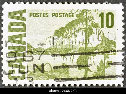 Timbre-poste oblitéré imprimé par le Canada, montrant Jack Pine de Thomas John Thomson, vers 1967. Banque D'Images