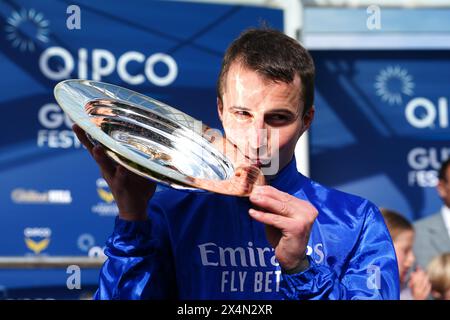 Le jockey William Buick célèbre avec le trophée après avoir remporté le QIPCO 2000 Guineas Stakes avec un discours de cheval remarquable le deuxième jour du QIPCO Guineas Festival à Newmarket Racecourse, Suffolk. Date de la photo : samedi 4 mai 2024. Banque D'Images