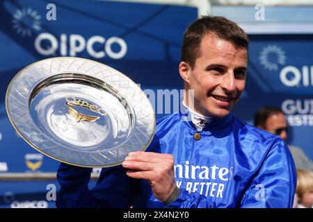 Le jockey William Buick célèbre avec le trophée après avoir remporté le QIPCO 2000 Guineas Stakes avec un discours de cheval remarquable le deuxième jour du QIPCO Guineas Festival à Newmarket Racecourse, Suffolk. Date de la photo : samedi 4 mai 2024. Banque D'Images