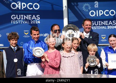 Le jockey William Buick (deuxième à gauche) et l’entraîneur Charlie Appleby (deuxième à gauche) célèbrent avec le trophée après avoir remporté les QIPCO 2000 Guineas Stakes avec un discours de cheval notable le deuxième jour du QIPCO Guineas Festival à Newmarket Racecourse, Suffolk. Date de la photo : samedi 4 mai 2024. Banque D'Images