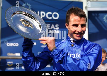 Le jockey William Buick célèbre avec le trophée après avoir remporté le QIPCO 2000 Guineas Stakes avec un discours de cheval remarquable le deuxième jour du QIPCO Guineas Festival à Newmarket Racecourse, Suffolk. Date de la photo : samedi 4 mai 2024. Banque D'Images