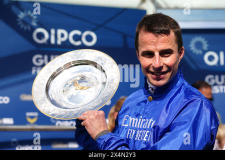 Le jockey William Buick célèbre avec le trophée après avoir remporté le QIPCO 2000 Guineas Stakes avec un discours de cheval remarquable le deuxième jour du QIPCO Guineas Festival à Newmarket Racecourse, Suffolk. Date de la photo : samedi 4 mai 2024. Banque D'Images