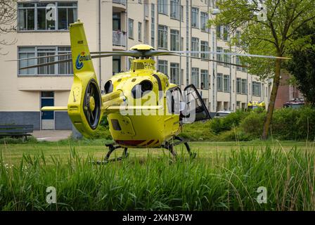 Amsterdam, pays-Bas, 04.05.2024, hélicoptère ambulance hollandais, hélicoptère de trauma jaune atterri dans la rue Banque D'Images