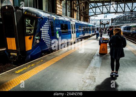 Train de banlieue ScotRail arrivant à la gare centrale de Glasgow, Écosse Banque D'Images