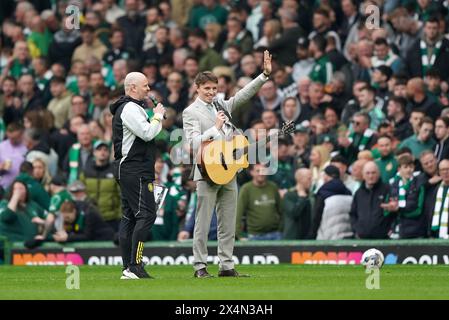 Le chanteur écossais Daniel Rooney (à droite) joue à la mi-temps lors du Cinch Premiership match au Celtic Park, Glasgow. Date de la photo : samedi 4 mai 2024. Banque D'Images