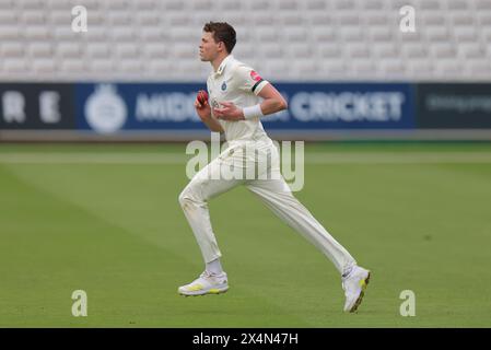 Londres. 4 mai 2024. Henry Brookes (8 Middlesex) en action bowling lors de la deuxième journée du County Championship Division Two match entre le Middlesex et le Leicestershire au Lord’s Cricket Ground. Crédit : Matthew Starling / Alamy Live News Banque D'Images