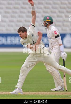 Londres. 4 mai 2024. Henry Brookes (8 Middlesex) en action bowling lors de la deuxième journée du County Championship Division Two match entre le Middlesex et le Leicestershire au Lord’s Cricket Ground. Crédit : Matthew Starling / Alamy Live News Banque D'Images