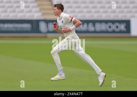 Londres. 4 mai 2024. Henry Brookes (8 Middlesex) en action bowling lors de la deuxième journée du County Championship Division Two match entre le Middlesex et le Leicestershire au Lord’s Cricket Ground. Crédit : Matthew Starling / Alamy Live News Banque D'Images