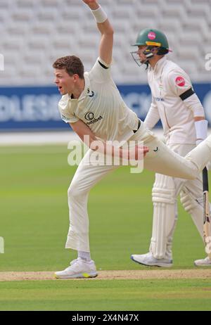 Londres. 4 mai 2024. Henry Brookes (8 Middlesex) en action bowling lors de la deuxième journée du County Championship Division Two match entre le Middlesex et le Leicestershire au Lord’s Cricket Ground. Crédit : Matthew Starling / Alamy Live News Banque D'Images