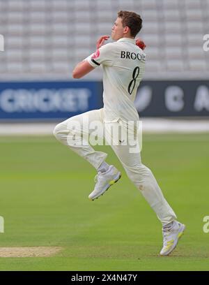 Londres. 4 mai 2024. Henry Brookes (8 Middlesex) en action bowling lors de la deuxième journée du County Championship Division Two match entre le Middlesex et le Leicestershire au Lord’s Cricket Ground. Crédit : Matthew Starling / Alamy Live News Banque D'Images