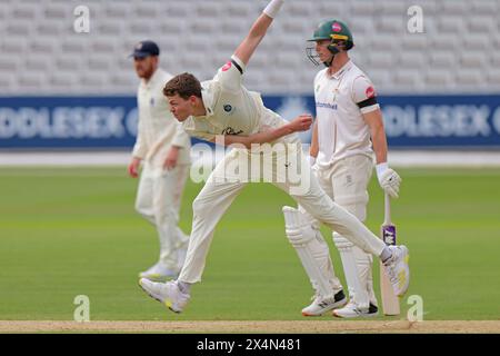 Londres. 4 mai 2024. Henry Brookes (8 Middlesex) en action bowling lors de la deuxième journée du County Championship Division Two match entre le Middlesex et le Leicestershire au Lord’s Cricket Ground. Crédit : Matthew Starling / Alamy Live News Banque D'Images