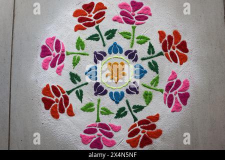 Vue de dessus de la belle conception de rangoli de fleur de rose. Rose et rouge Rose motif floral rangoli sur fond de poudre blanche sable art Banque D'Images