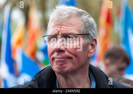 Glasgow, Écosse, Royaume-Uni. 4 mai 2024. Kenny MacAskill, membre du parti Alba, rejoint les partisans de l'indépendance écossaise pour marcher du parc Kelvingrove à travers le centre-ville jusqu'à un rassemblement à Glasgow Green. L'événement était organisé par le groupe All Under One Banner. Crédit : Skully/Alamy Live News Banque D'Images