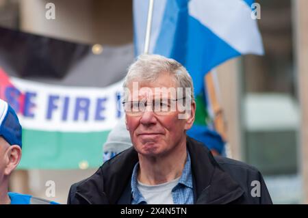 Glasgow, Écosse, Royaume-Uni. 4 mai 2024. Kenny MacAskill, membre du parti Alba, rejoint les partisans de l'indépendance écossaise pour marcher du parc Kelvingrove à travers le centre-ville jusqu'à un rassemblement à Glasgow Green. L'événement était organisé par le groupe All Under One Banner. Crédit : Skully/Alamy Live News Banque D'Images