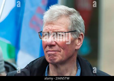 Glasgow, Écosse, Royaume-Uni. 4 mai 2024. Kenny MacAskill, membre du parti Alba, rejoint les partisans de l'indépendance écossaise pour marcher du parc Kelvingrove à travers le centre-ville jusqu'à un rassemblement à Glasgow Green. L'événement était organisé par le groupe All Under One Banner. Crédit : Skully/Alamy Live News Banque D'Images