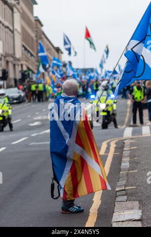 Glasgow, Écosse, Royaume-Uni. 4 mai 2024. Les supporters de Scottish Independence défilent depuis Kelvingrove Park en passant par le centre-ville jusqu'à un rassemblement à Glasgow Green. L'événement était organisé par le groupe All Under One Banner. Crédit : Skully/Alamy Live News Banque D'Images