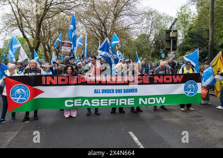 Glasgow, Écosse, Royaume-Uni. 4 mai 2024. Les supporters de Scottish Independence défilent depuis Kelvingrove Park en passant par le centre-ville jusqu'à un rassemblement à Glasgow Green. L'événement était organisé par le groupe All Under One Banner. Crédit : Skully/Alamy Live News Banque D'Images