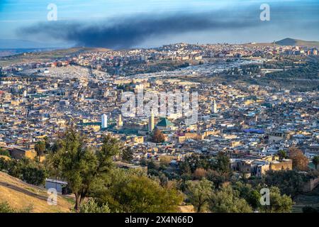 La médina tentaculaire de Fès sous un ciel nuageux, vue depuis les collines du nord. Banque D'Images