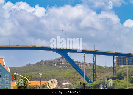 Pont de la Reine Juliana sur la mer dans la ville de Willemstad, Curaçao Banque D'Images
