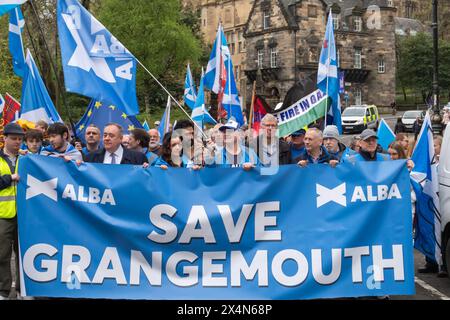 Glasgow, Écosse, Royaume-Uni. 4 mai 2024. Un panneau indiquant Save Grangemouth est porté par les membres du parti Alba lors d'une marche pour l'indépendance écossaise du Kelvingrove Park à travers le centre-ville jusqu'à un rassemblement à Glasgow Green. L'événement était organisé par le groupe All Under One Banner. Crédit : Skully/Alamy Live News Banque D'Images