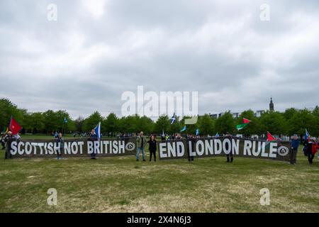 Glasgow, Écosse, Royaume-Uni. 4 mai 2024. Des panneaux indiquant Scottish Not British et End London Rule sont portés alors que les supporters de l'indépendance écossaise défilent de Kelvingrove Park à travers le centre-ville jusqu'à un rassemblement à Glasgow Green. L'événement était organisé par le groupe All Under One Banner. Crédit : Skully/Alamy Live News Banque D'Images