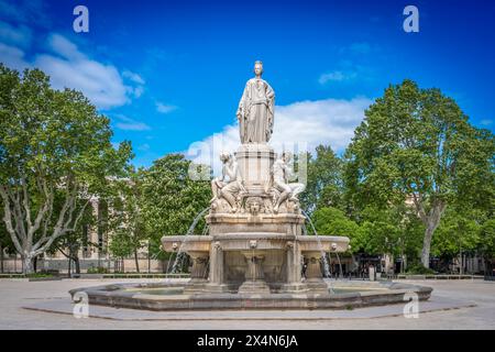 Nîmes, France - 04 17 2024 : vue sur la fontaine en marbre blanc du Pradier Banque D'Images