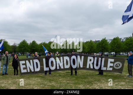 Glasgow, Écosse, Royaume-Uni. 4 mai 2024. Un panneau indiquant End London Rule est porté alors que les supporters de l'indépendance écossaise défilent de Kelvingrove Park à travers le centre-ville jusqu'à un rassemblement à Glasgow Green. L'événement était organisé par le groupe All Under One Banner. Crédit : Skully/Alamy Live News Banque D'Images