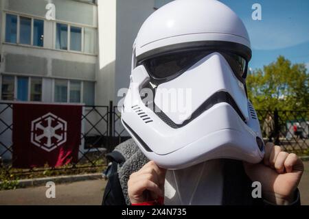 Moscou, Russie. 4 mai 2024. Un garçon porte un masque Stormtrooper pendant la célébration de la Journée Star Wars à Moscou, en Russie. Star Wars Day est célébré chaque 04 mai par de nombreux fans dans différentes parties du monde. Crédit : Nikolay Vinokurov/Alamy Live News Banque D'Images