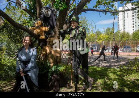 Moscou, Russie. 4 mai 2024. Les fans de Star Wars se rassemblent à l'intérieur du Centre culturel et sportif lors de la célébration de la Journée Star Wars à Moscou, en Russie. Star Wars Day est célébré chaque 04 mai par de nombreux fans dans différentes parties du monde. Crédit : Nikolay Vinokurov/Alamy Live News Banque D'Images