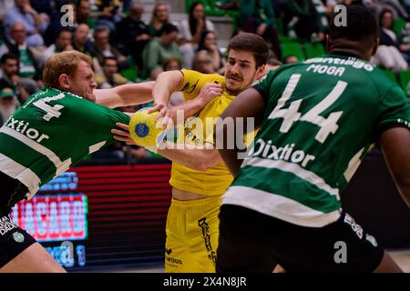 Lisbonne, Portugal. 04 mai 2024. Lisbonne, Portugal, 04 mai 2024 : Filipe Monteiro (26 ABC) et Espen VAG (14 Sporting CP) en action lors du match Campeonato Nacional entre Sporting CP et ABC au Pavilhao Joao Rocha à Lisbonne, Portugal. (Pedro Porru/SPP) crédit : SPP Sport Press photo. /Alamy Live News Banque D'Images