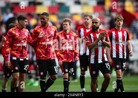 LONDRES, Royaume-Uni - 4 mai 2024 : les joueurs de Brentford applaudissent les fans après le match de premier League entre Brentford FC et Fulham FC au stade communautaire Gtech (crédit : Craig Mercer/ Alamy Live News) Banque D'Images