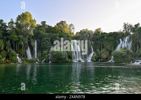 Vue aérienne des cascades de Kravica en Bosnie-Herzégovine, le long de la rivière Trebizat. Banque D'Images