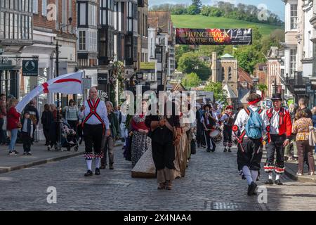 4 mai 2024. Le Guildford Summerpole Festival a eu lieu dans le centre-ville aujourd'hui, une coutume populaire anglaise commerciale pour célébrer le 1er mai et accueillir l'été. L'événement annuel organisé par les danseuses Guildford Pilgrim Morris comprend une procession de la Cour d'été jusqu'à la High Street dirigée par le porteur de l'épée, des expositions de morris dansant par Pilgrim Morris et plusieurs groupes de danse invités, suivie par l'érection de la pole estivale (au lieu d'une maipole traditionnelle) dans le parc du château de Guildford, et la danse. Banque D'Images